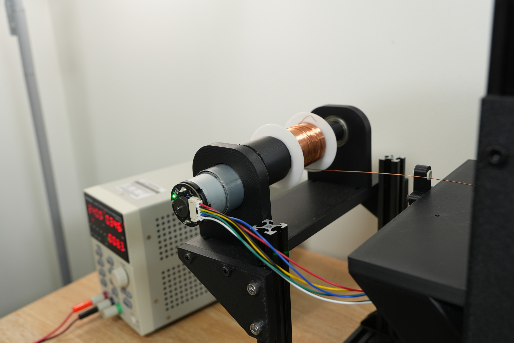 The wire now comes straight off the spool, and the spool motor works as the brake